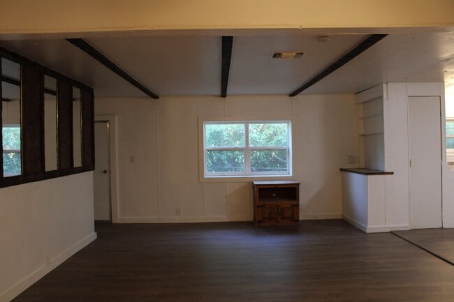 303 W Taylor St in Llano, TX - Building Photo - Building Photo