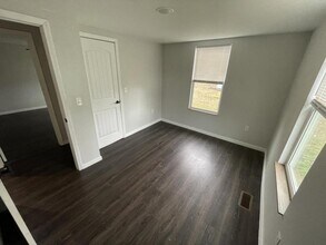 138 E Hannum St in Carterville, MO - Building Photo - Building Photo