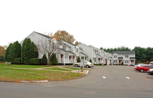 Rosewood Apartments in Plantsville, CT - Foto de edificio - Building Photo