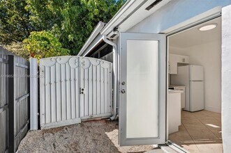 7320 S Waterway Dr in Miami, FL - Building Photo - Building Photo