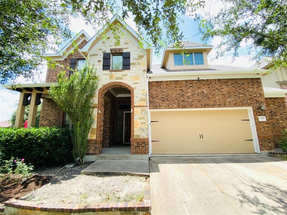 2454 Santa Barbara Loop in Round Rock, TX - Foto de edificio