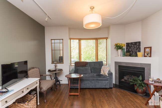 property at 2035 W Crystal St