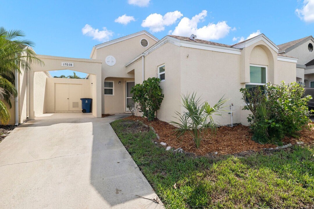 17038 Terraverde Cir in Ft. Myers, FL - Building Photo