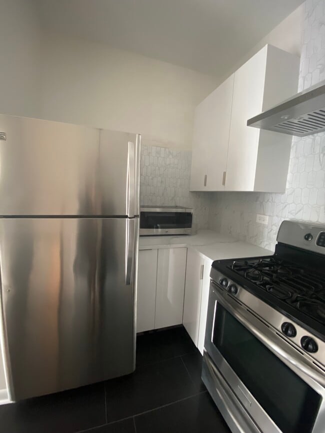 1928 N Kedzie Ave, Unit 205 in Chicago, IL - Building Photo - Building Photo