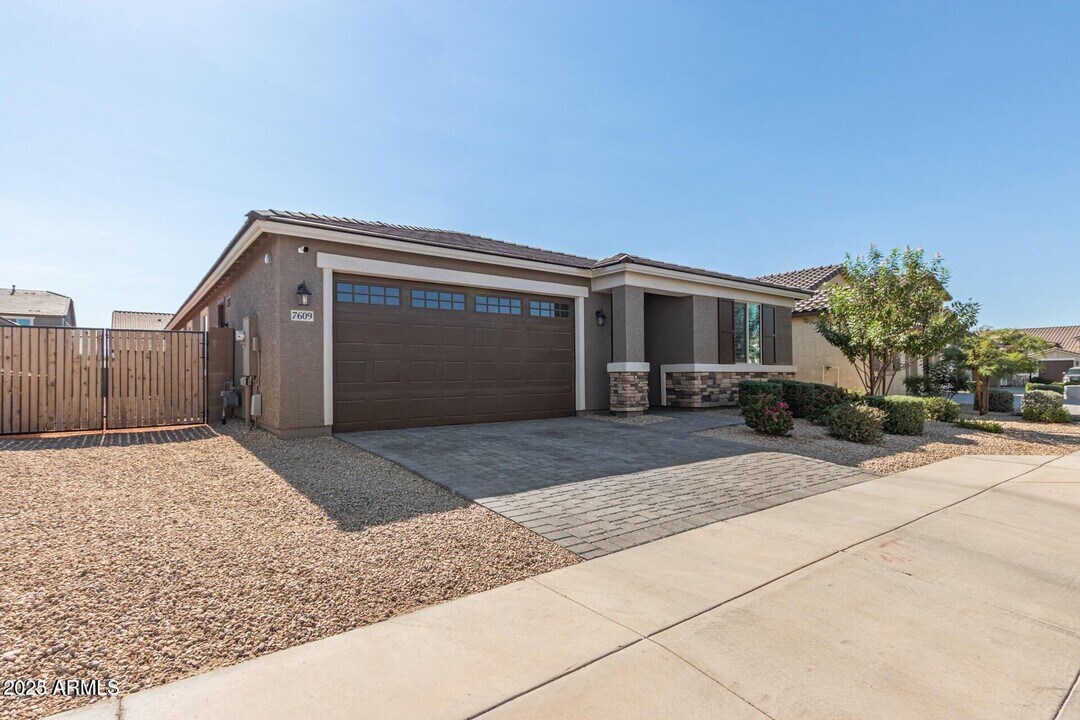 7609 West Odeum Ln in Phoenix, AZ - Building Photo