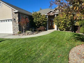 599 Arrowhead Trail in Eagle Point, OR - Building Photo