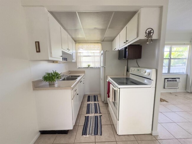 202 N Ocean Breeze, Unit 10 in Lake Worth, FL - Building Photo - Building Photo