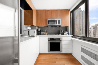 515 E 72nd St, Unit 9B in New York, NY - Building Photo - Building Photo