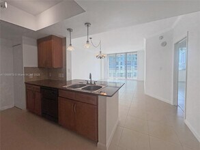 2000 N Bayshore Dr, Unit 1406 in Miami, FL - Foto de edificio - Building Photo