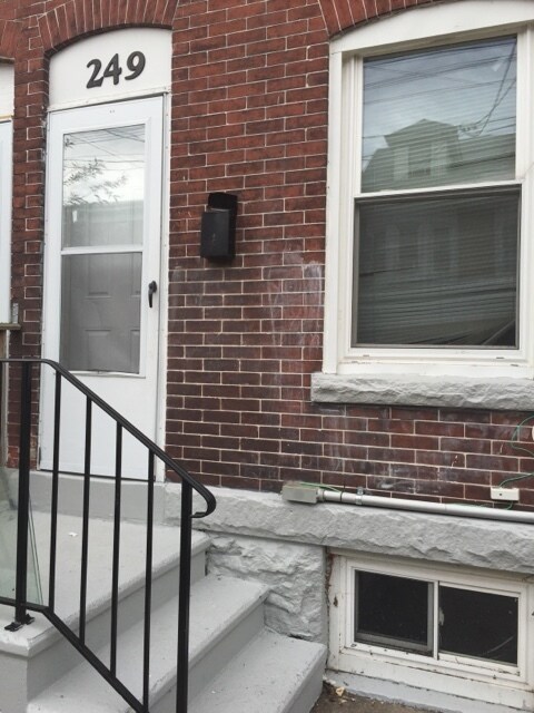 249 Grand St in Trenton, NJ - Building Photo