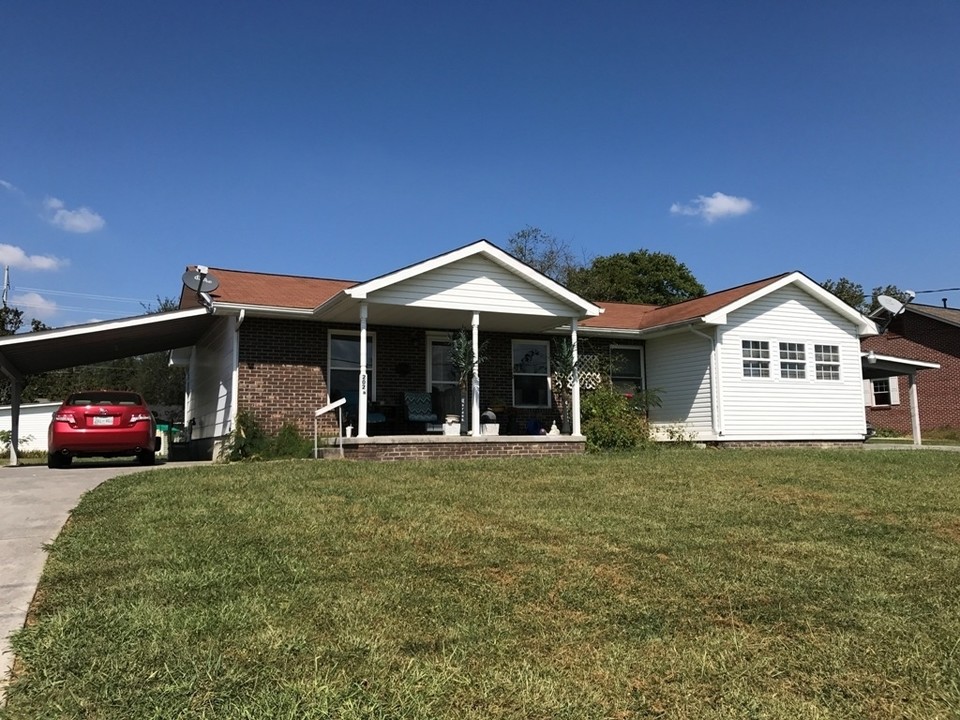 202 S Cunningham Rd in Seymour, TN - Building Photo