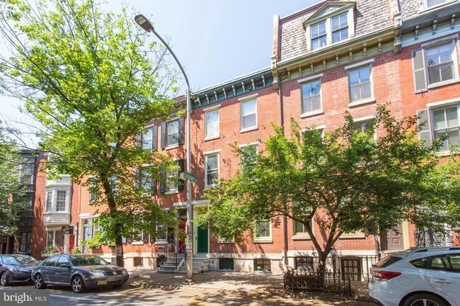 2211 Pine St in Philadelphia, PA - Building Photo - Building Photo