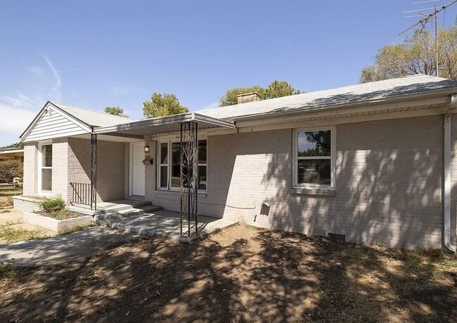 property at 1222 E Del Mar St