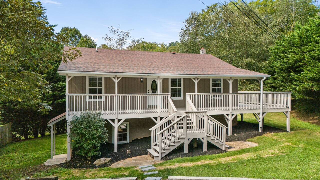 38 Acorn Ln in Fletcher, NC - Building Photo