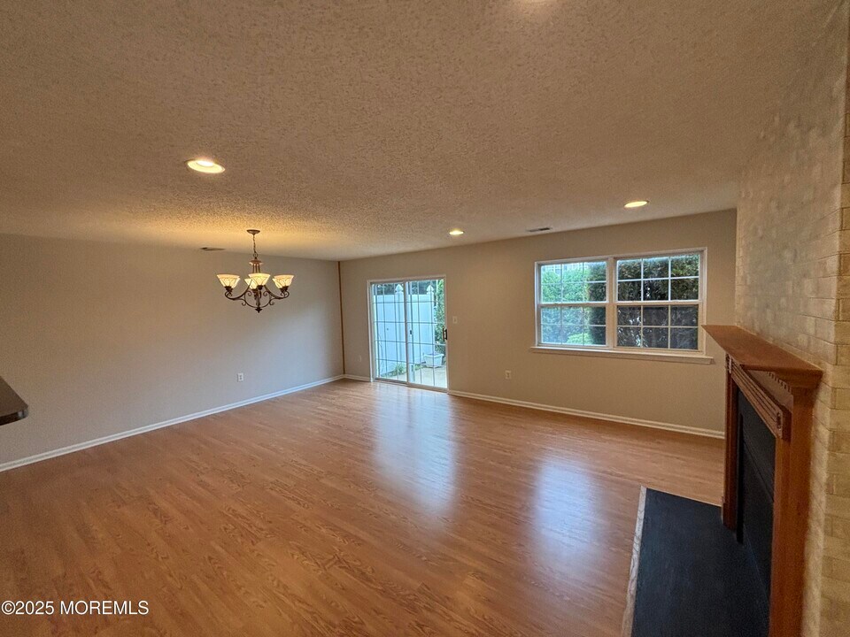 8 Fiddlers Elbow Ct in Howell, NJ - Building Photo