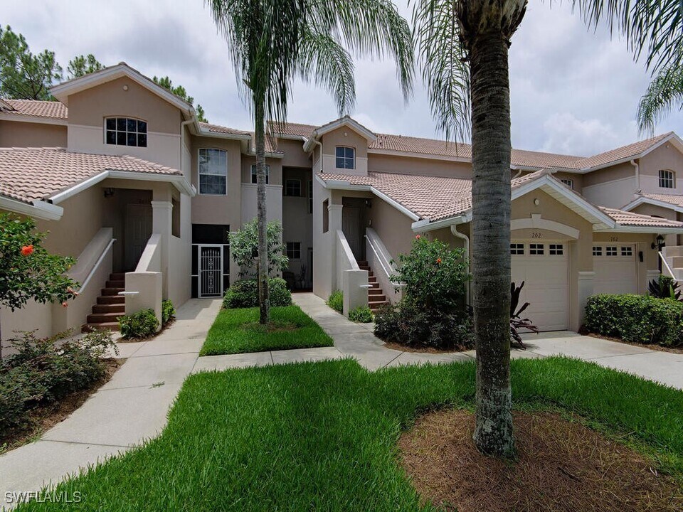 8225 Danbury Blvd in Naples, FL - Building Photo