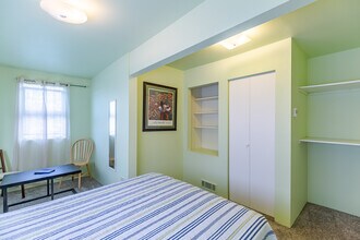 703 Q Ave Apt 4, Unit 4 in Anacortes, WA - Building Photo - Building Photo
