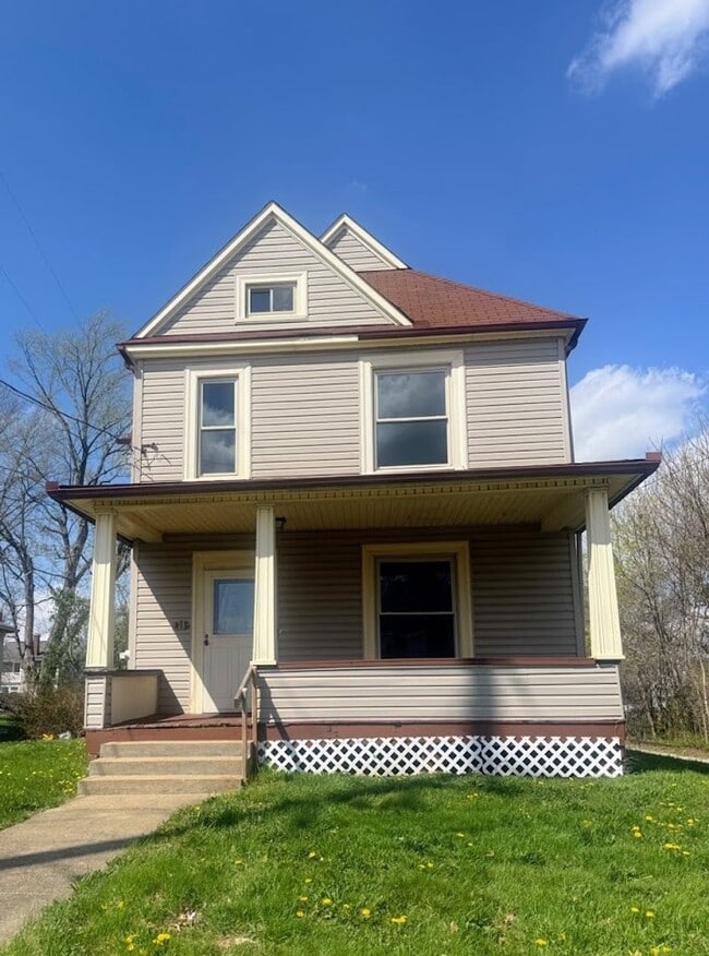 property at 413 E Maple St