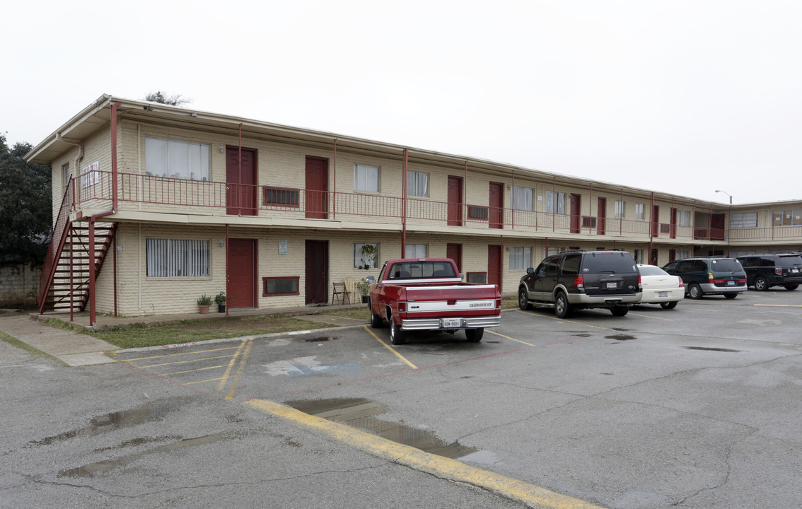 Chiquita Apartments in Dallas, TX - Building Photo