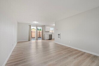 765 N Cloverleaf Loop in Springfield, OR - Foto de edificio - Building Photo