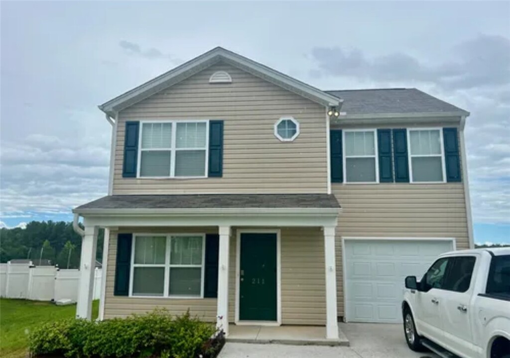 211 Millhone Wy in Pendleton, SC - Foto de edificio