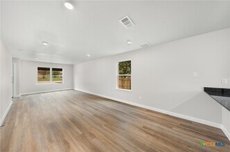 323 S Burnet St in Belton, TX - Building Photo - Building Photo