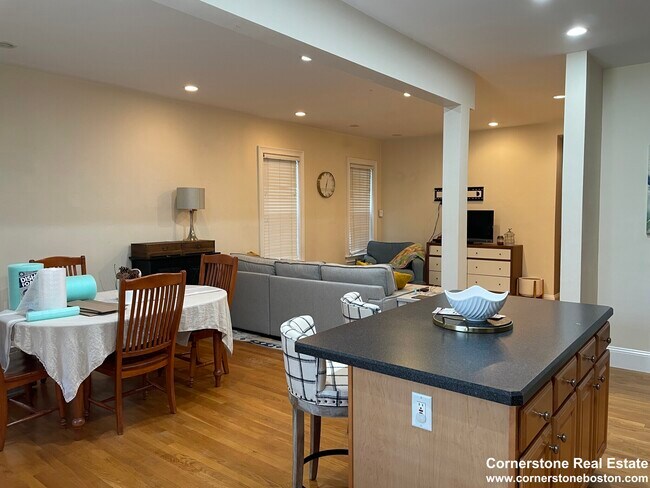 180 L St, Unit 1 in Boston, MA - Foto de edificio - Building Photo