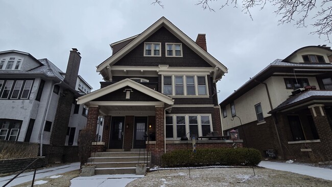 3416 N Downer Ave in Milwaukee, WI - Foto de edificio - Building Photo