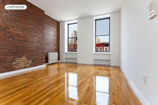 1586 1st Ave in New York, NY - Building Photo - Building Photo