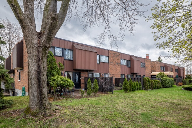 74 Viking Rue in Dollard-des-Ormeaux, QC - Building Photo - Building Photo