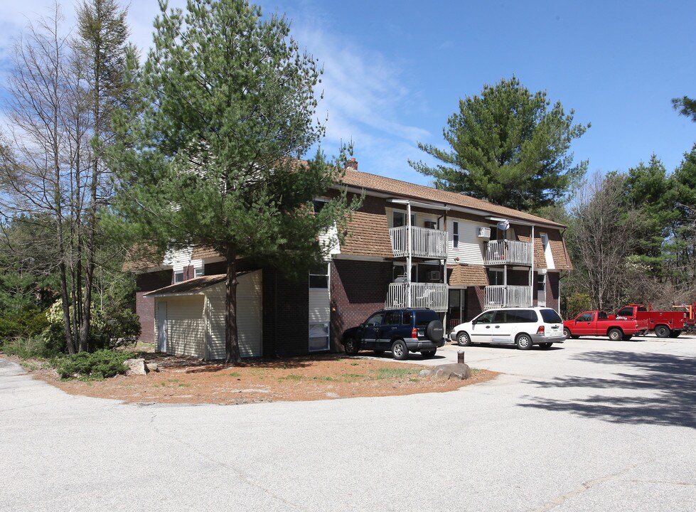 Country Manor Apartments in Woodstock, CT - Foto de edificio