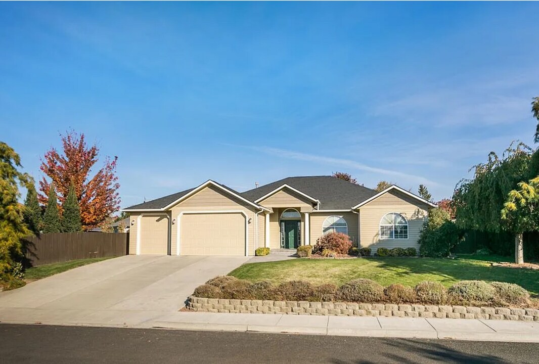 1107 Harvest Dr in College Place, WA - Building Photo