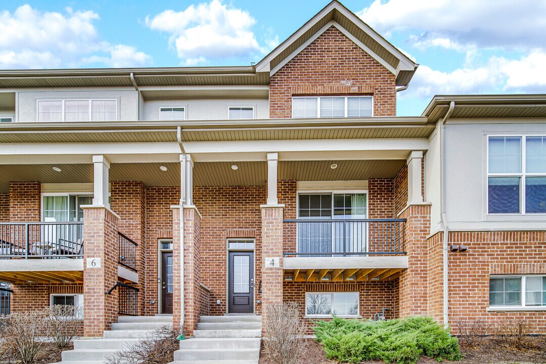 4 Woodmoor Ct in Lombard, IL - Building Photo