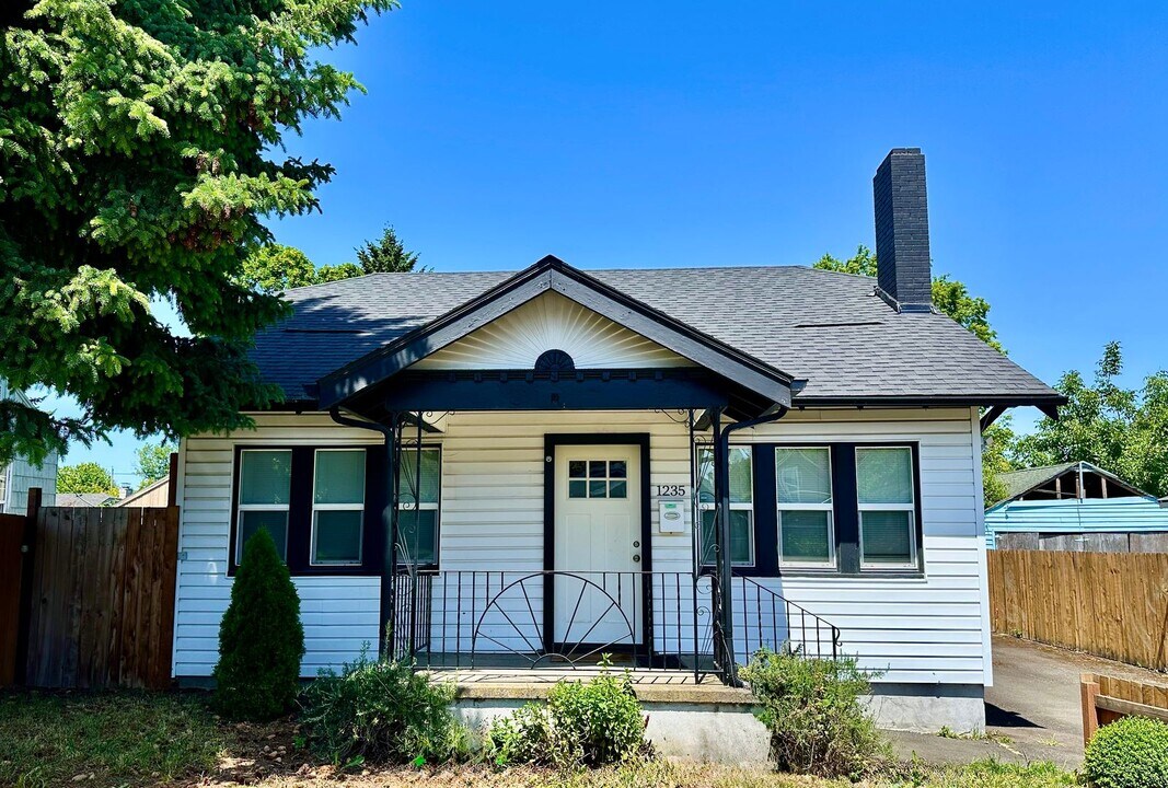 1235 N Terry St in Portland, OR - Building Photo