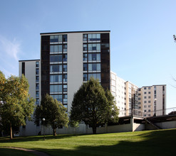 Woodlawn Towers in Guelph, ON - Building Photo - Building Photo