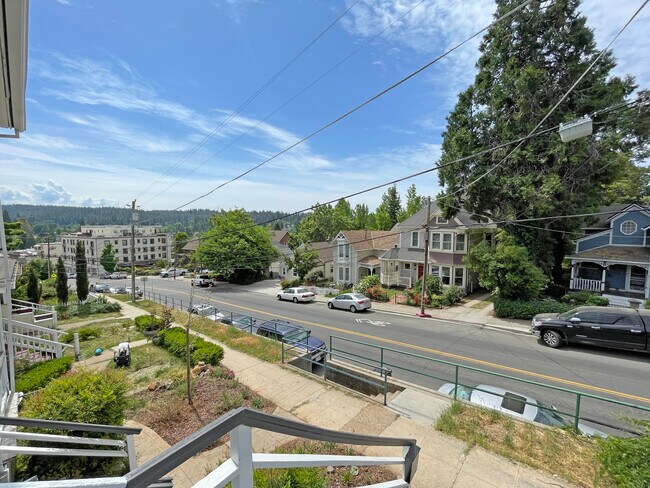 418 W Main St in Grass Valley, CA - Building Photo - Building Photo