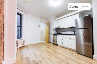 531 W 48th St, Unit 19 in New York, NY - Foto de edificio - Building Photo