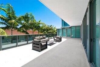 9901 W Bay Harbor Dr in Bay Harbor Islands, FL - Building Photo - Building Photo