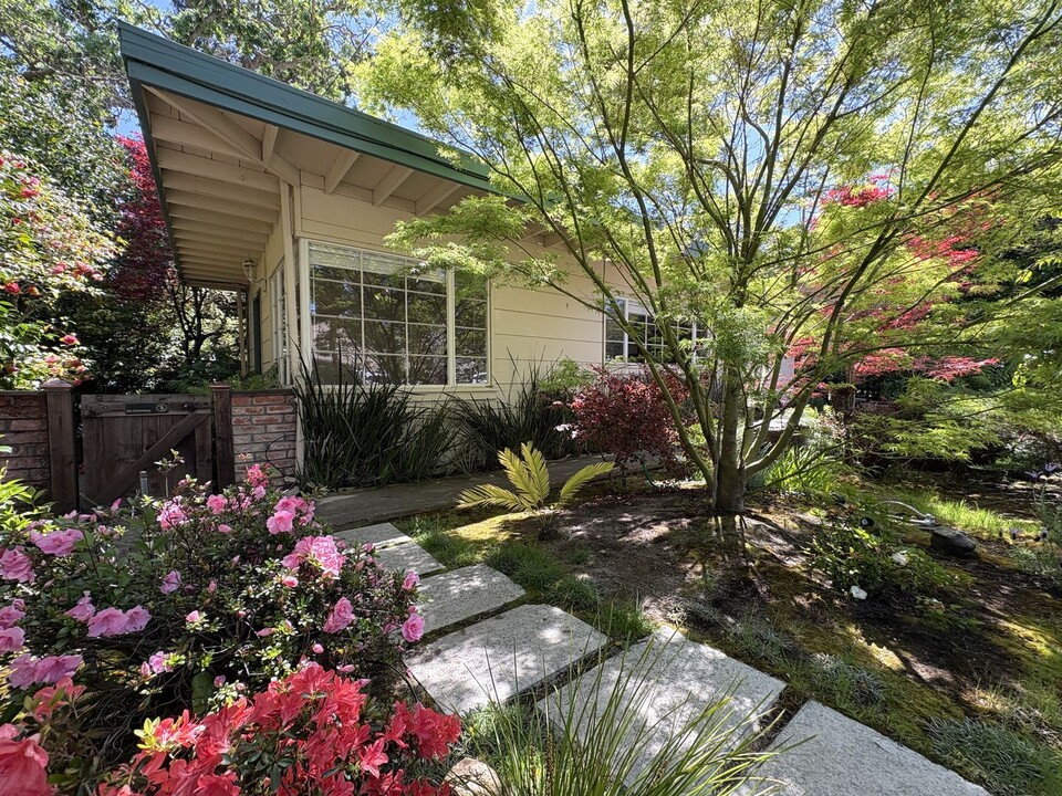 745 La Para Ave in Palo Alto, CA - Foto de edificio