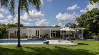 7825 SW 72nd Ave in Miami, FL - Building Photo