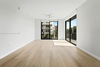 555 NE 8th St, Unit 0506 in Fort Lauderdale, FL - Building Photo - Building Photo