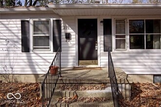 210 W Sycamore St in Zionsville, IN - Foto de edificio - Building Photo