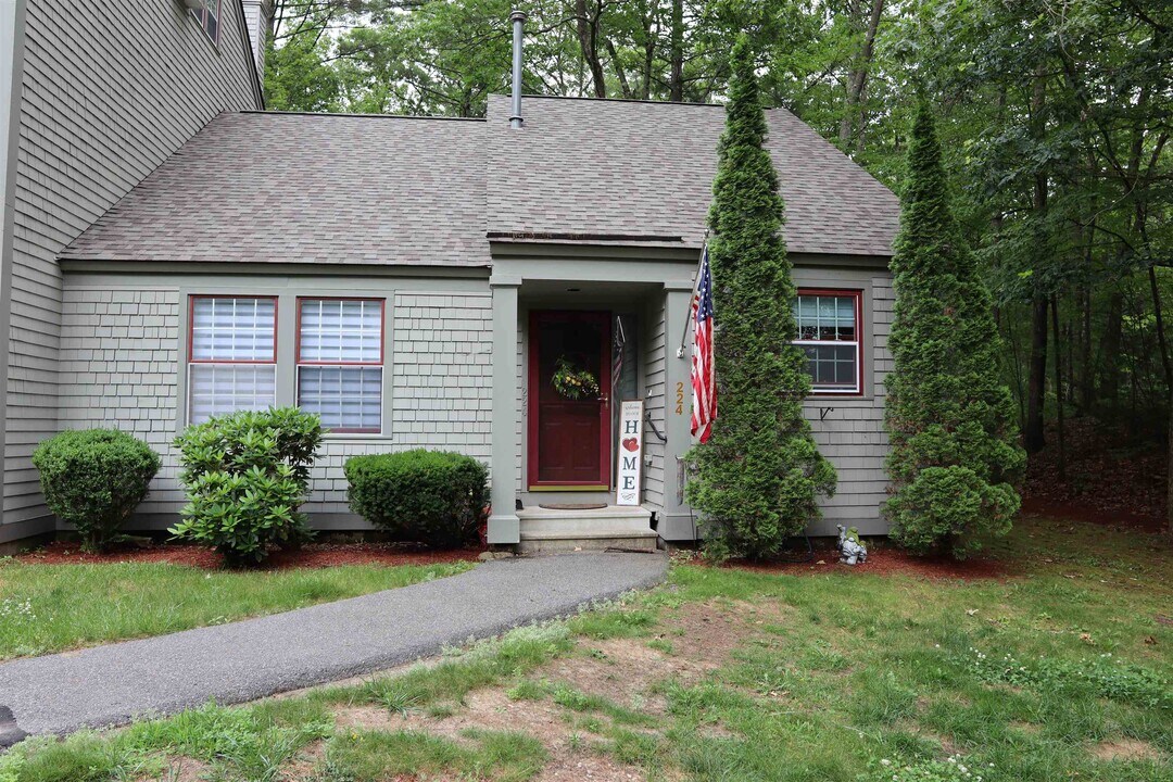 1465 Hooksett Rd in Hooksett, NH - Building Photo