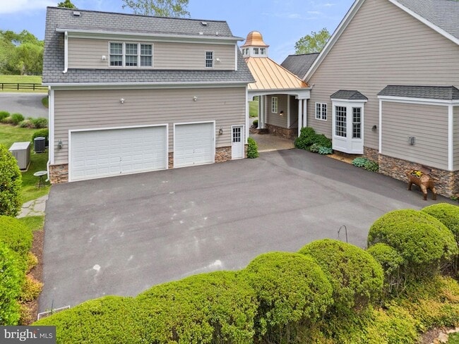 23533 Light Horse Ct in Middleburg, VA - Foto de edificio - Building Photo