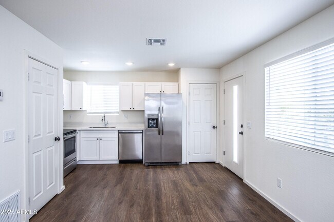 2525 W State Ave in Phoenix, AZ - Foto de edificio - Building Photo