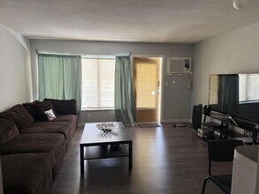 1110 N Riverside Dr, Unit 9 in Pompano Beach, FL - Building Photo - Building Photo