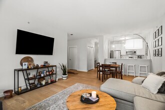 100 E 14th St, Unit 708 in Chicago, IL - Building Photo - Building Photo