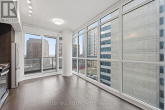 30 Roehampton Ave in Toronto, ON - Building Photo - Building Photo