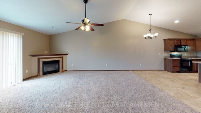 6604 E 45th St in Sioux Falls, SD - Foto de edificio - Building Photo