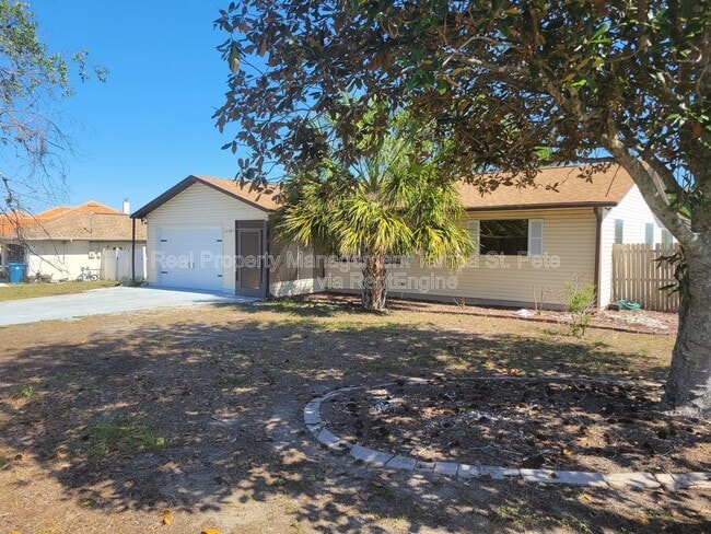 12387 Seagate St in Spring Hill, FL - Building Photo - Building Photo